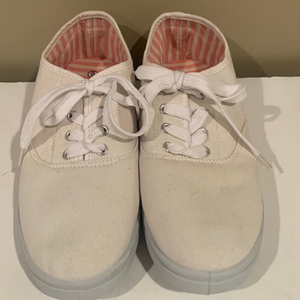 Woman’s SOLE MATES canvas sneakers NEW